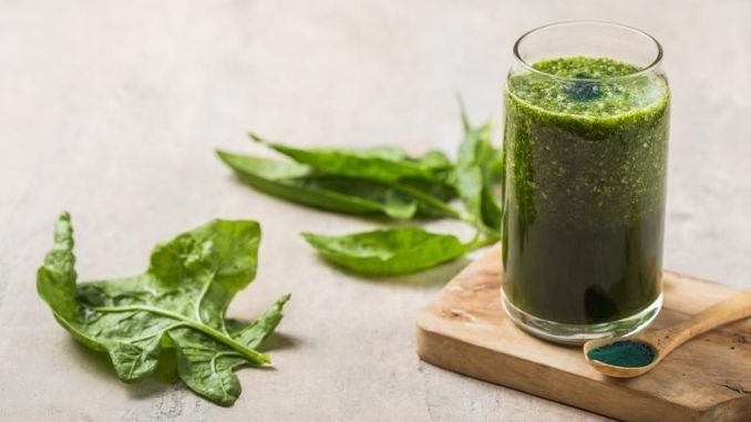 Green smoothie with spirulina