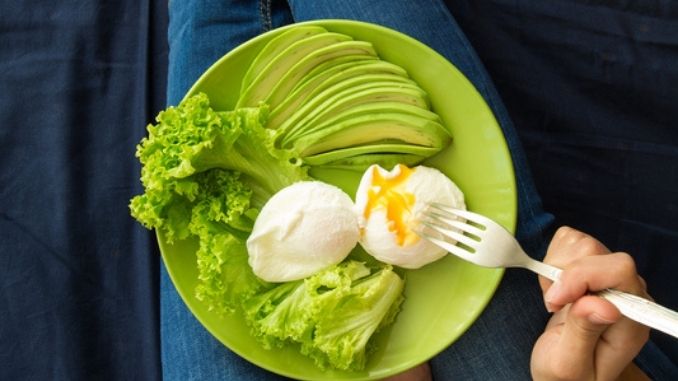 plate-lettuce-avocado-slices
