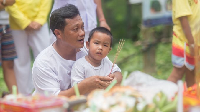 thailand-son-father-pray