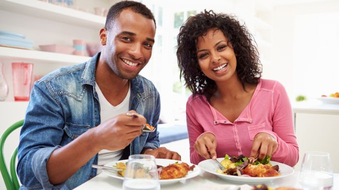 couple-eating-meal-home