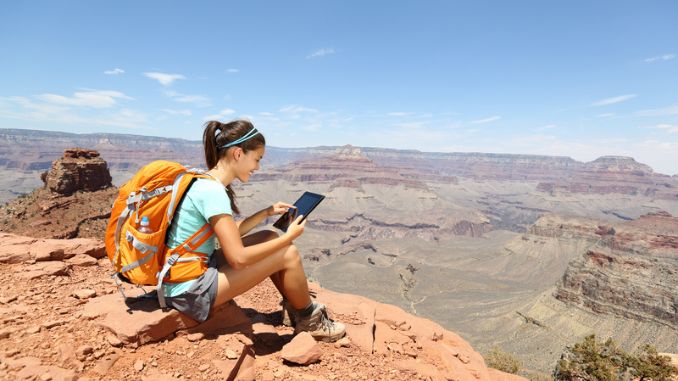 hiking-grand-canyon-using-travel-app