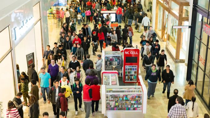 black-friday-people-shopping